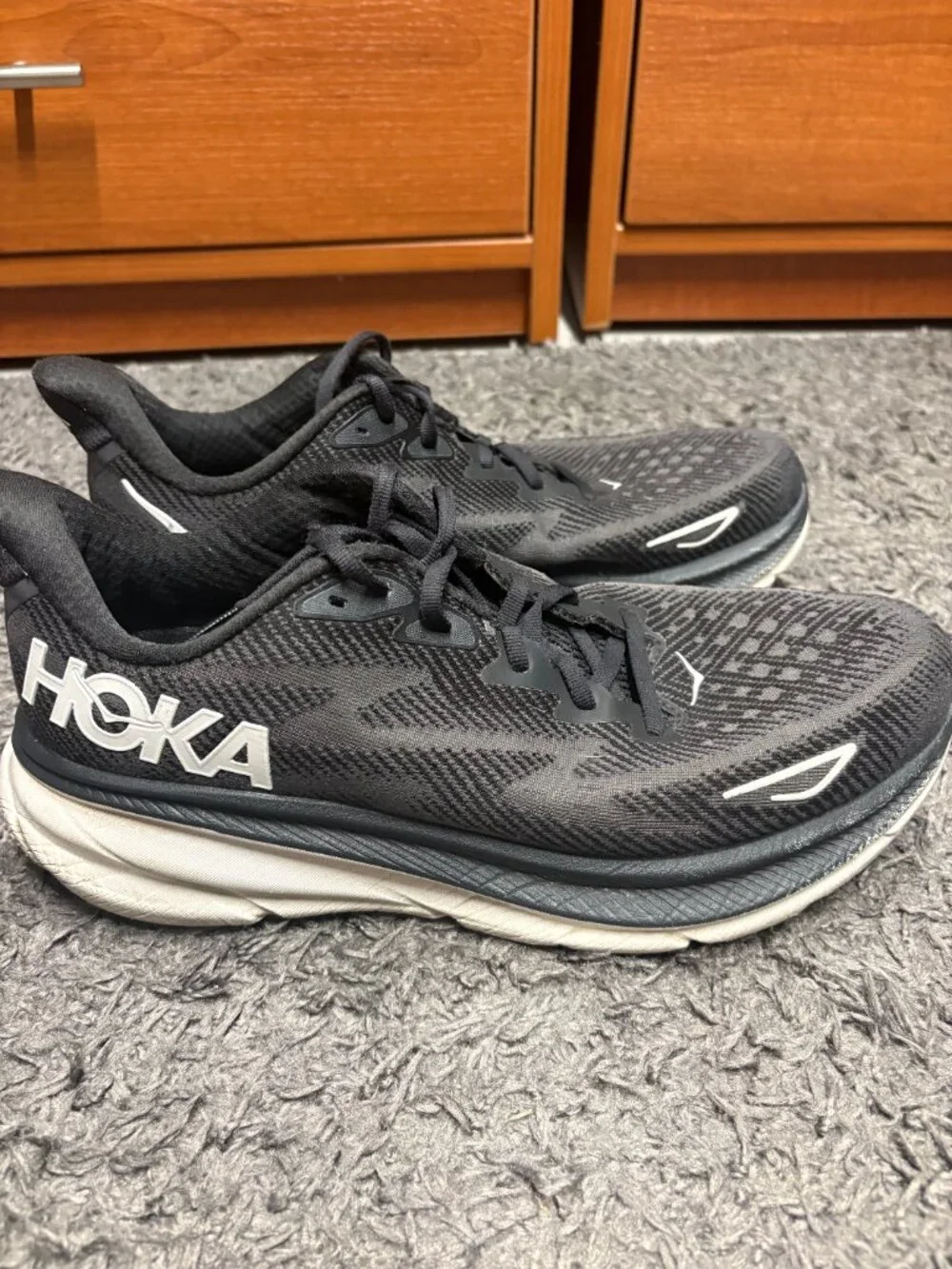Hoka One One Clifton 9 Running Shoes - Men's Size 10D - Black/White